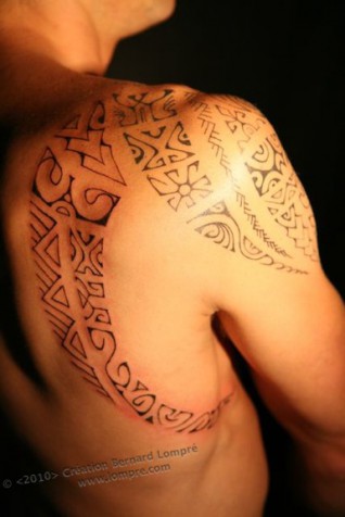 050.tattoo-paris-cote-dos-lompre-polynesien 
